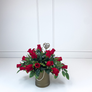 Kompozycja nagrobna z welwetowymi różami w flowerboxie
